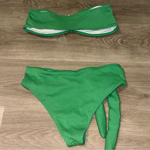 Women's Vibrant Kelly Green Bandeau Bikini Set with Pearl Accent - Picture 7 of 7